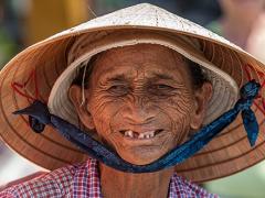 Foto Vietnam, alte Frau mit großem Hut